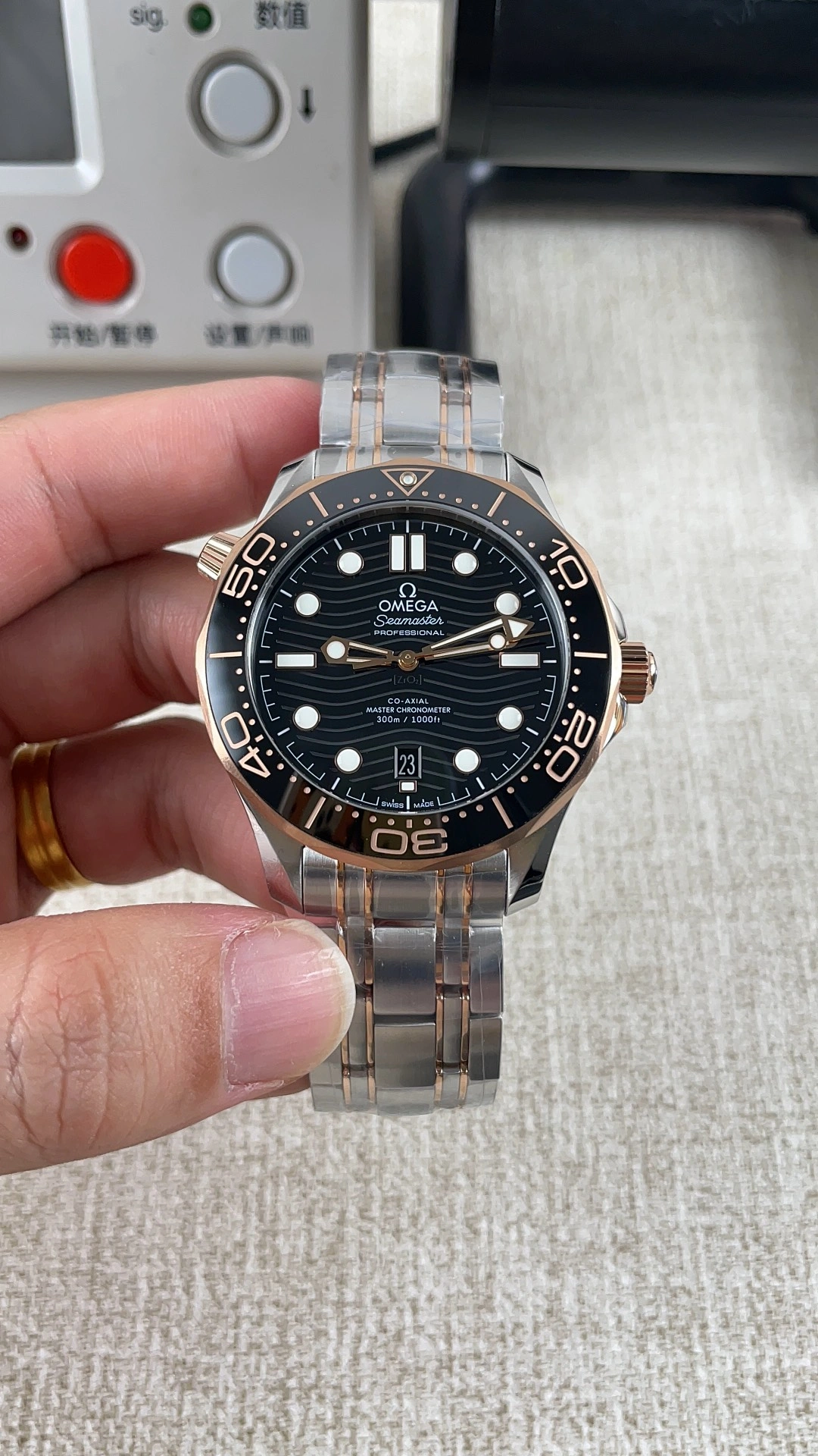 UrbanStyle CBD Factory Omega Seamaster Diver 300M 42mm Two-Tone 18K Sedna Gold Black Wave Dial (210.20.42.20.01.001) 1:1 Super Clone – DD8800 Movement 281